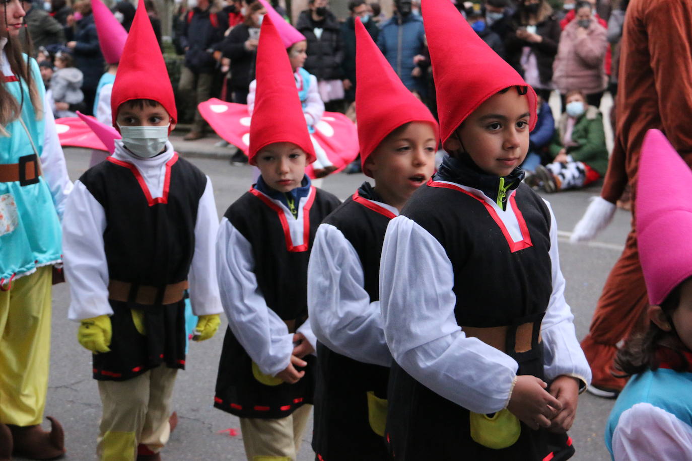 Miles de personas han salido al paso del desfile que ha llenado las calles de luz y color.