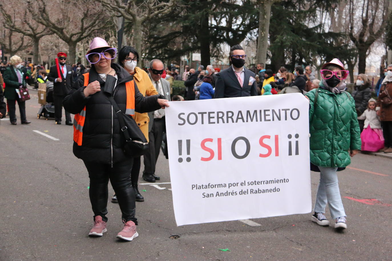 Miles de personas han salido al paso del desfile que ha llenado las calles de luz y color.