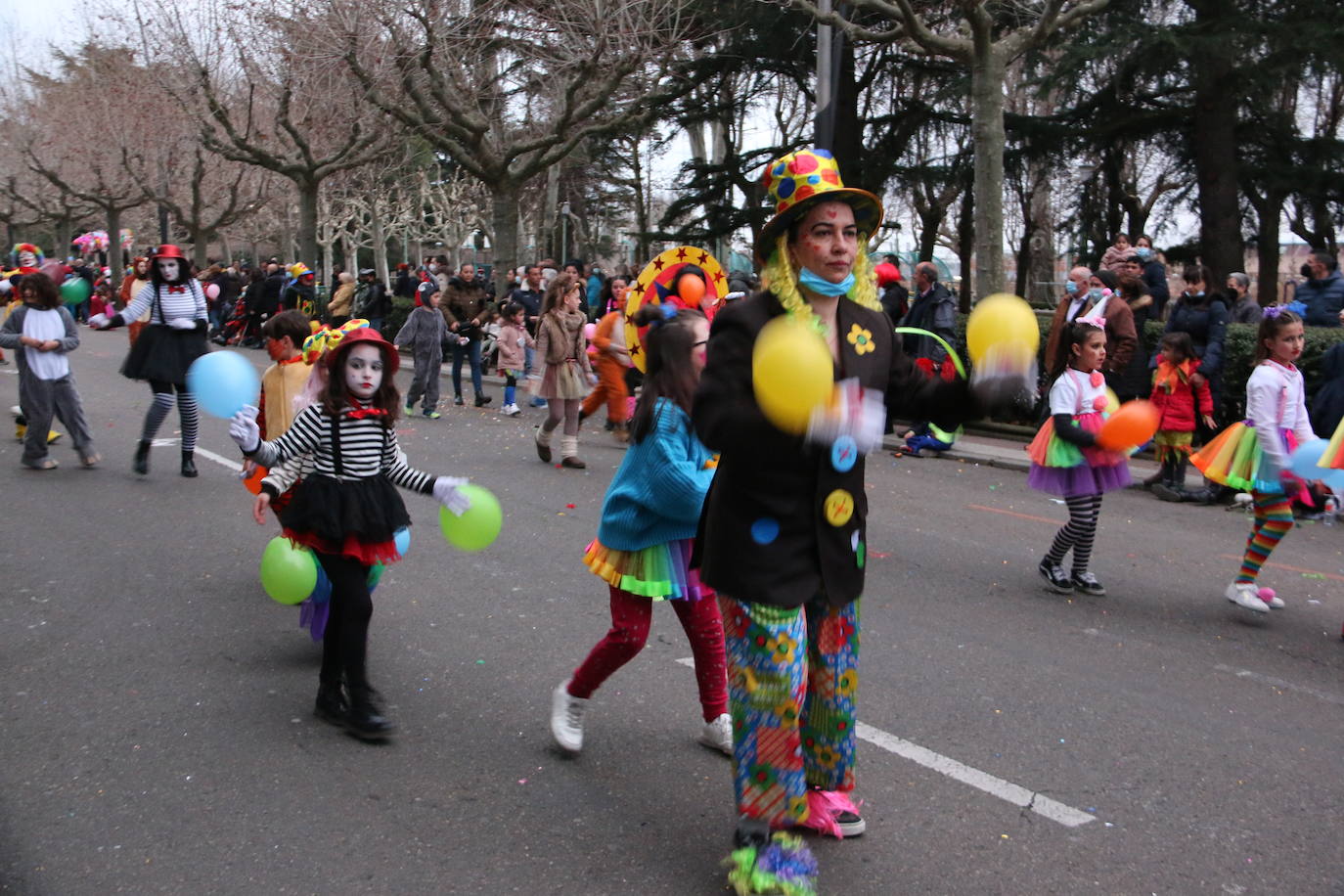Miles de personas han salido al paso del desfile que ha llenado las calles de luz y color.