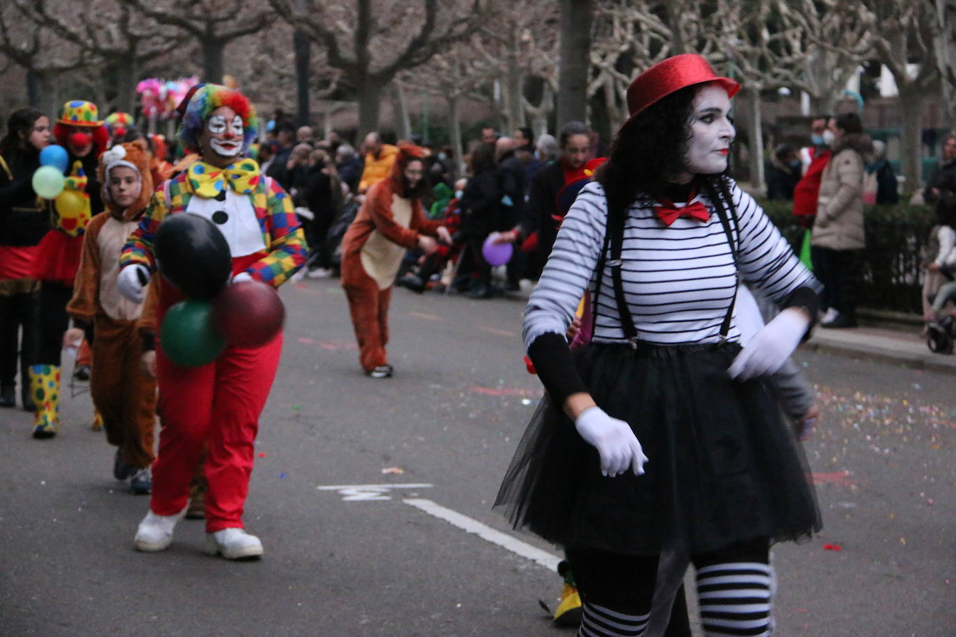 Miles de personas han salido al paso del desfile que ha llenado las calles de luz y color.