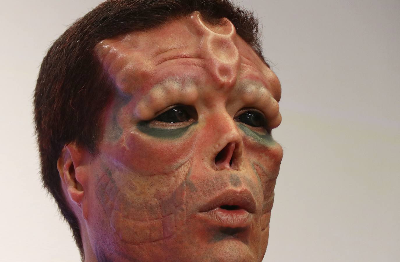 The Real Red Skull durante la entrevista en el plató de leonoticias. 