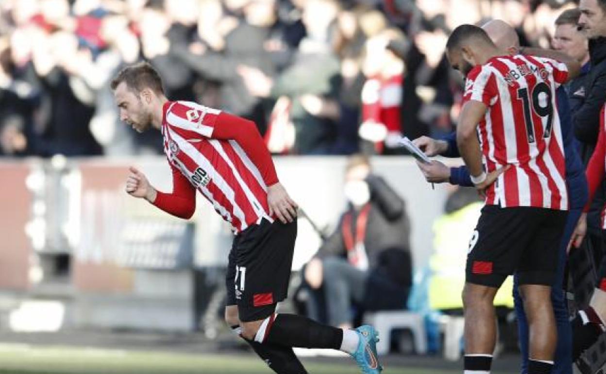 Eriksen salta al terreno de juego en su estreno con el Brentford