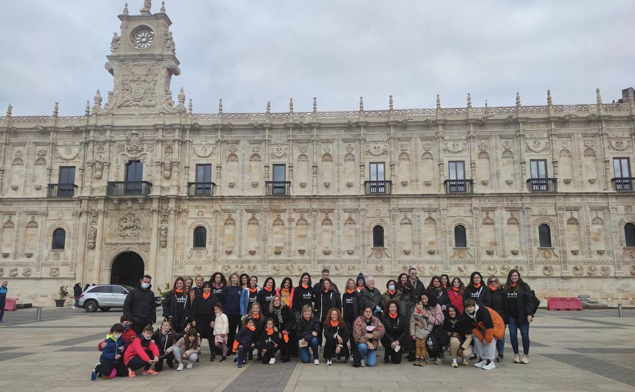 Salida desde la plaza de San Marcos para recorrer parte de un tramo del Camino de Santiago.