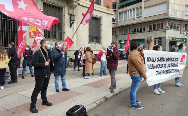 Concentración a las puertas de la Subdelegación del Gobierno por parte de integrantes del Partido Comunista en León.