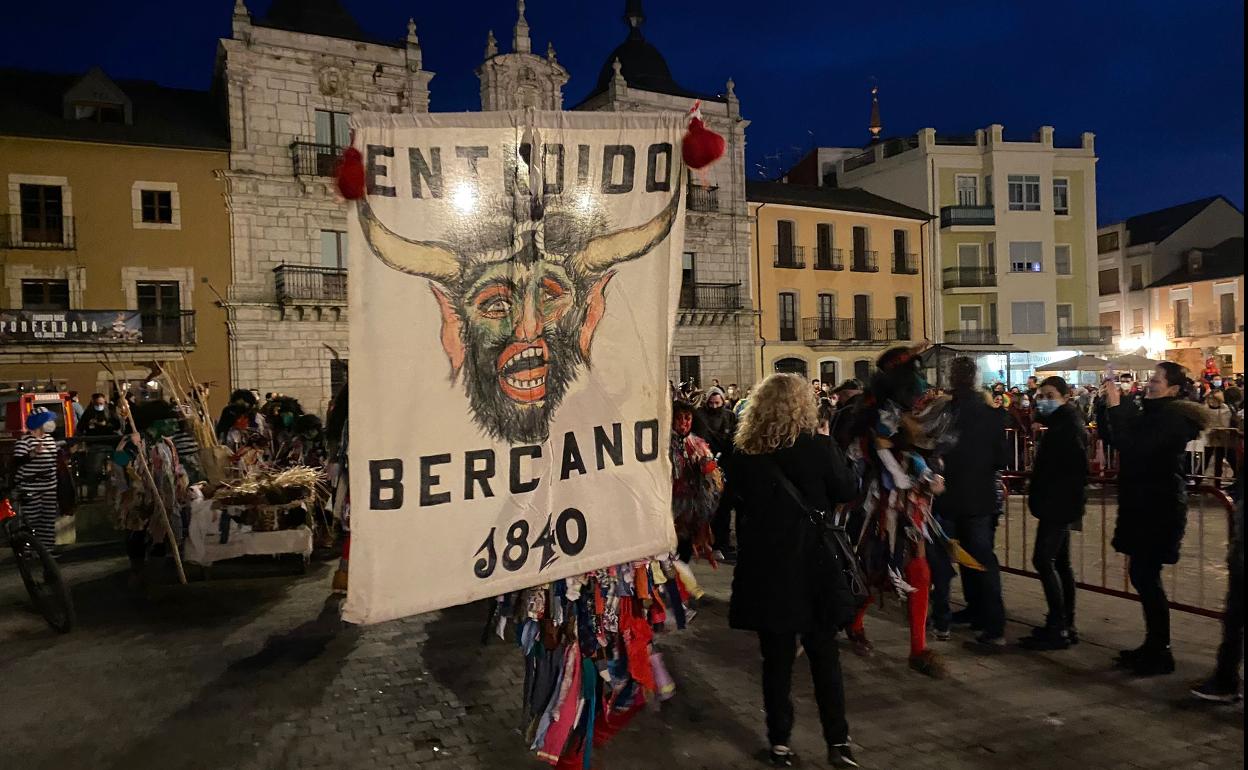 El antroido recorre las calles de Ponferrada para disfrutar de la tarde del sábado de Carnaval.