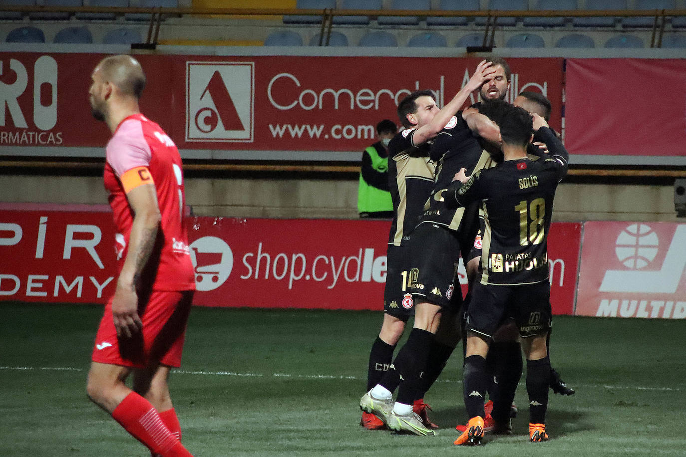 El conjunto leonés logró imponerse al equipo navarro con goles de Buenacasa, Vitoria y Solís