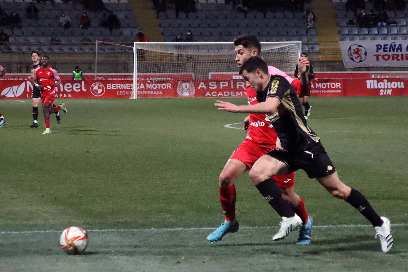 El conjunto leonés logró imponerse al equipo navarro con goles de Buenacasa, Vitoria y Solís