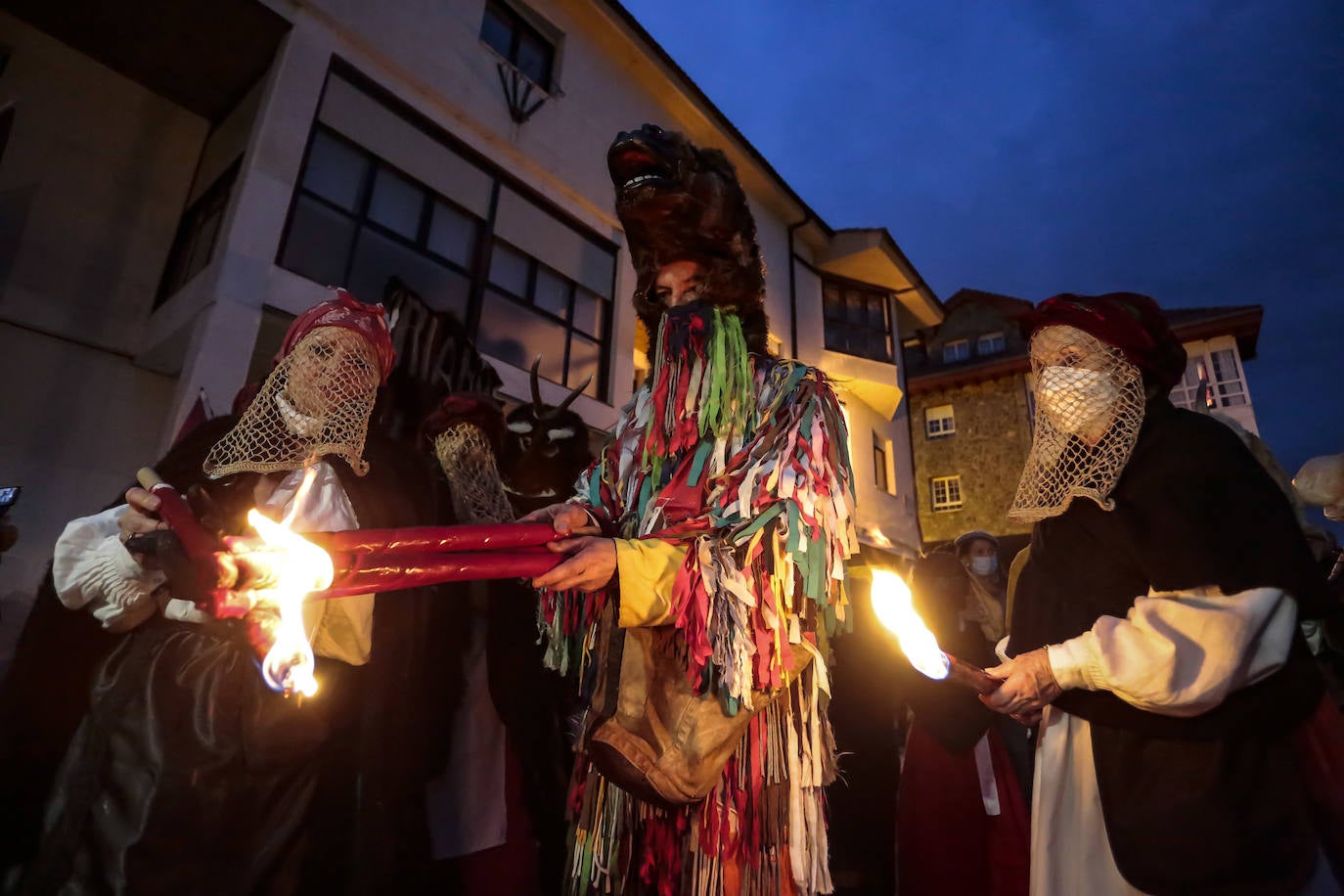 Tradicional mascarada de Riaño, conocida como antruido, con el desfile de La Mojiganga y quema de La Choza al anochecer.