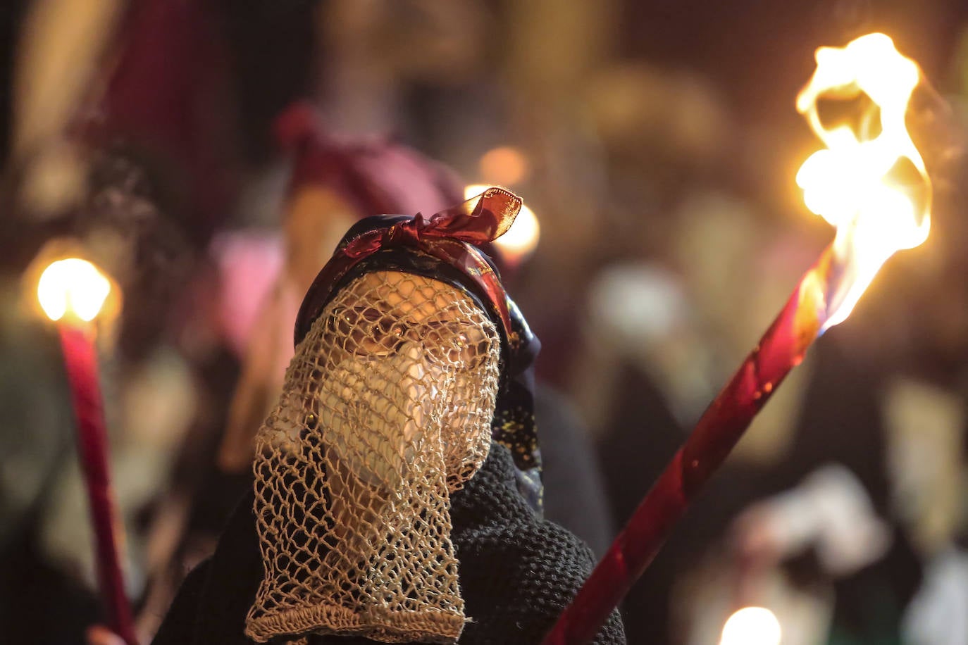 Tradicional mascarada de Riaño, conocida como antruido, con el desfile de La Mojiganga y quema de La Choza al anochecer.