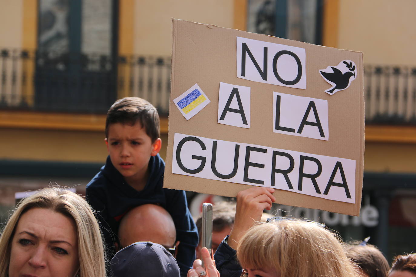 Miles de personas recorren la distancia entre Guzmán y Botines para apoyar al pueblo ucraniano en la guerra que están sufriendo a miles de kilómetros.