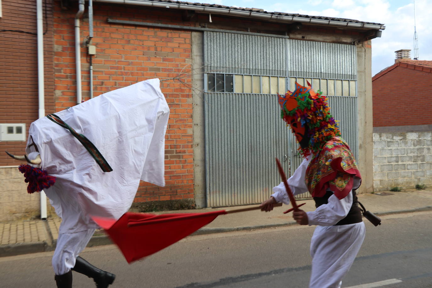 La comitiva de la fiesta de Carnaval pasó por varias de las calles de la localidad asustando a sus vecinos hasta llegar a la plaza.