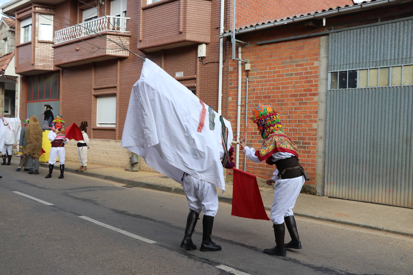 La comitiva de la fiesta de Carnaval pasó por varias de las calles de la localidad asustando a sus vecinos hasta llegar a la plaza.