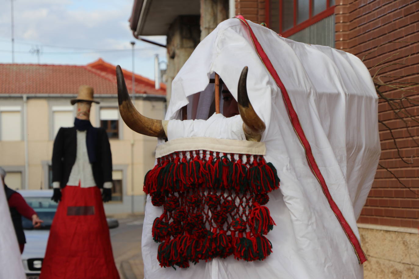 La comitiva de la fiesta de Carnaval pasó por varias de las calles de la localidad asustando a sus vecinos hasta llegar a la plaza.