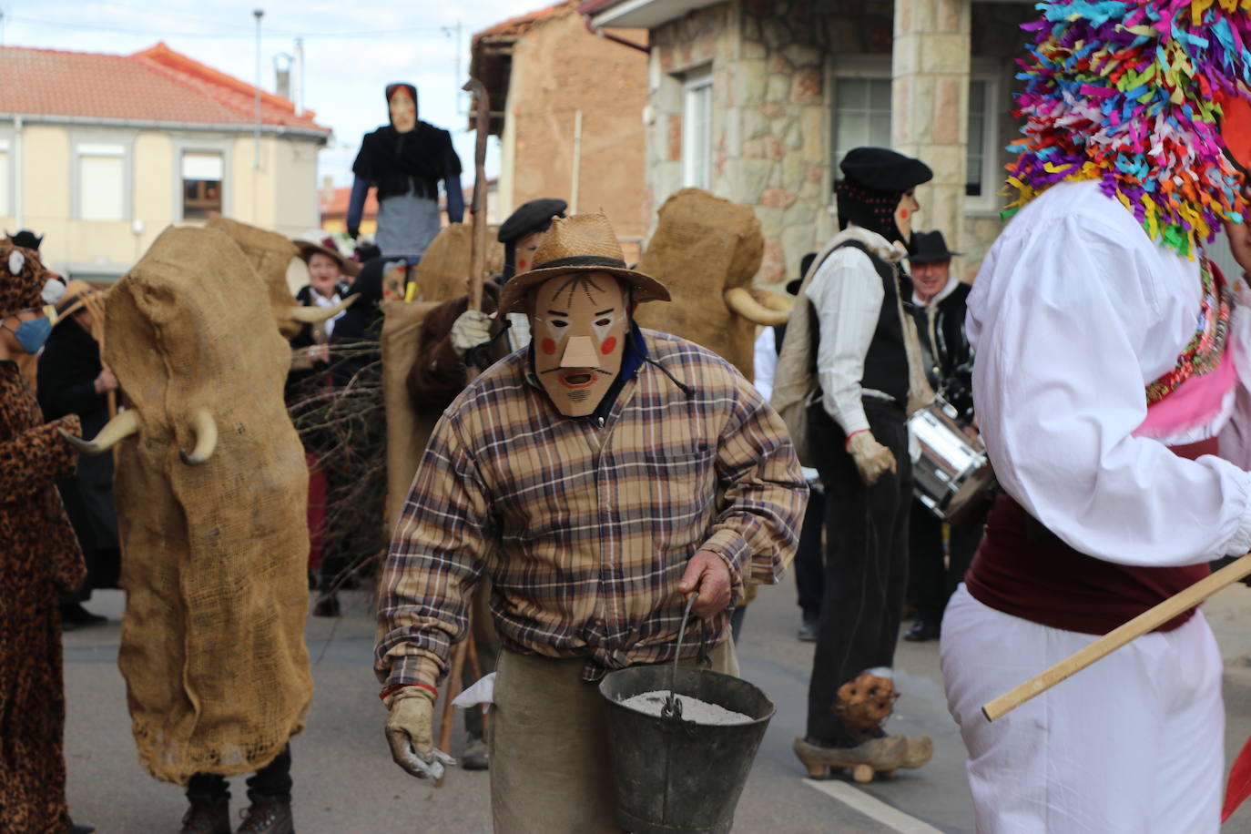 La comitiva de la fiesta de Carnaval pasó por varias de las calles de la localidad asustando a sus vecinos hasta llegar a la plaza.