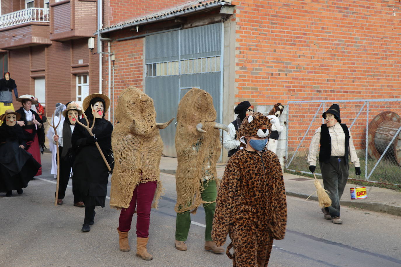 La comitiva de la fiesta de Carnaval pasó por varias de las calles de la localidad asustando a sus vecinos hasta llegar a la plaza.