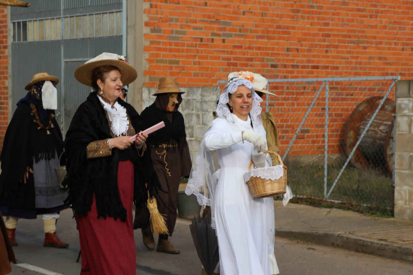 La comitiva de la fiesta de Carnaval pasó por varias de las calles de la localidad asustando a sus vecinos hasta llegar a la plaza.