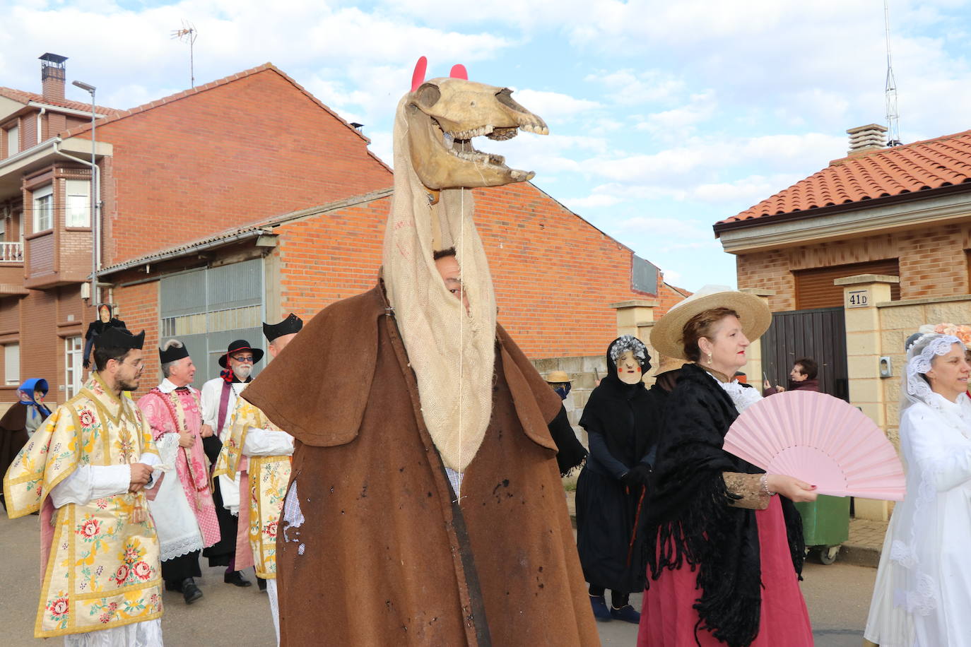 La comitiva de la fiesta de Carnaval pasó por varias de las calles de la localidad asustando a sus vecinos hasta llegar a la plaza.