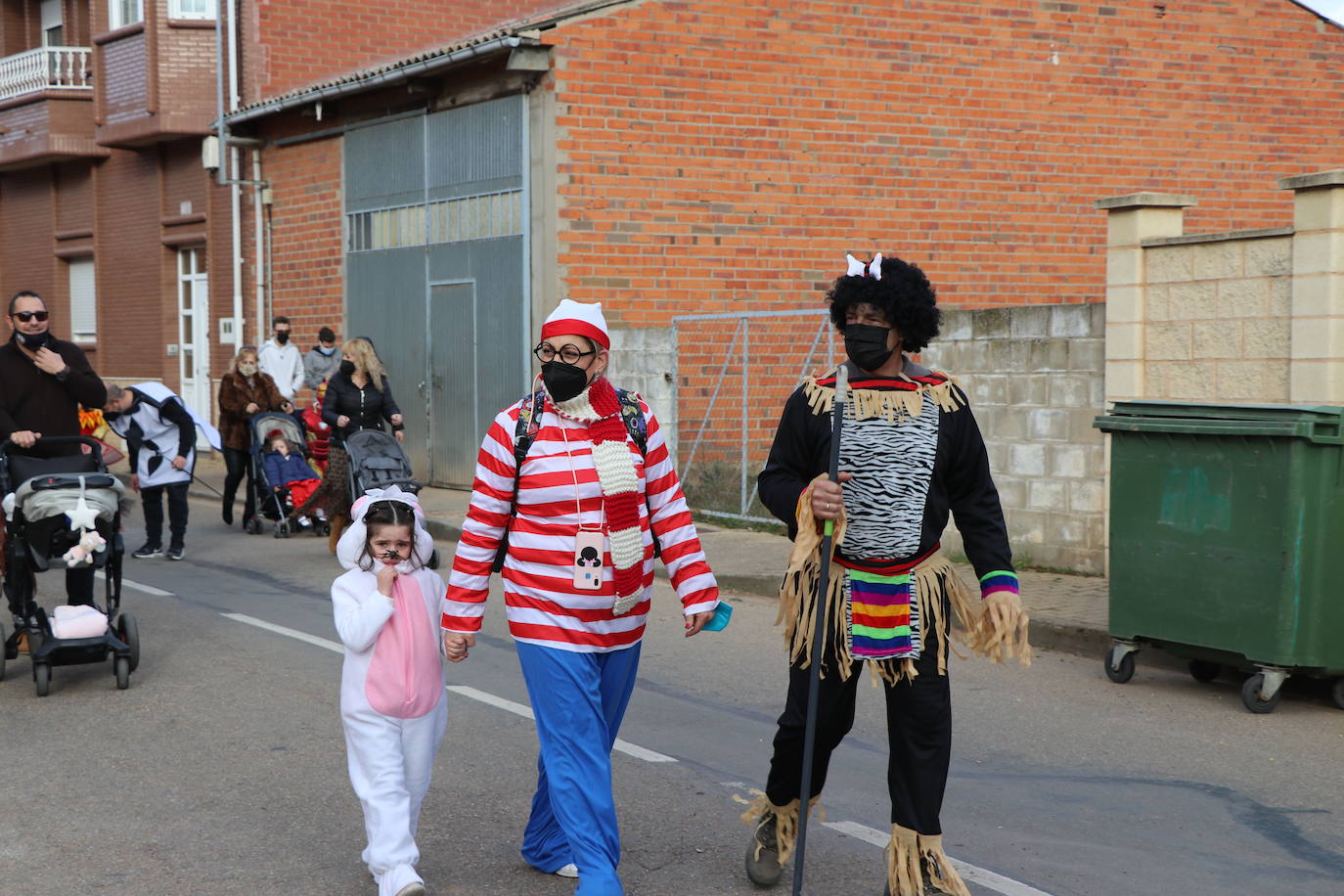 La comitiva de la fiesta de Carnaval pasó por varias de las calles de la localidad asustando a sus vecinos hasta llegar a la plaza.