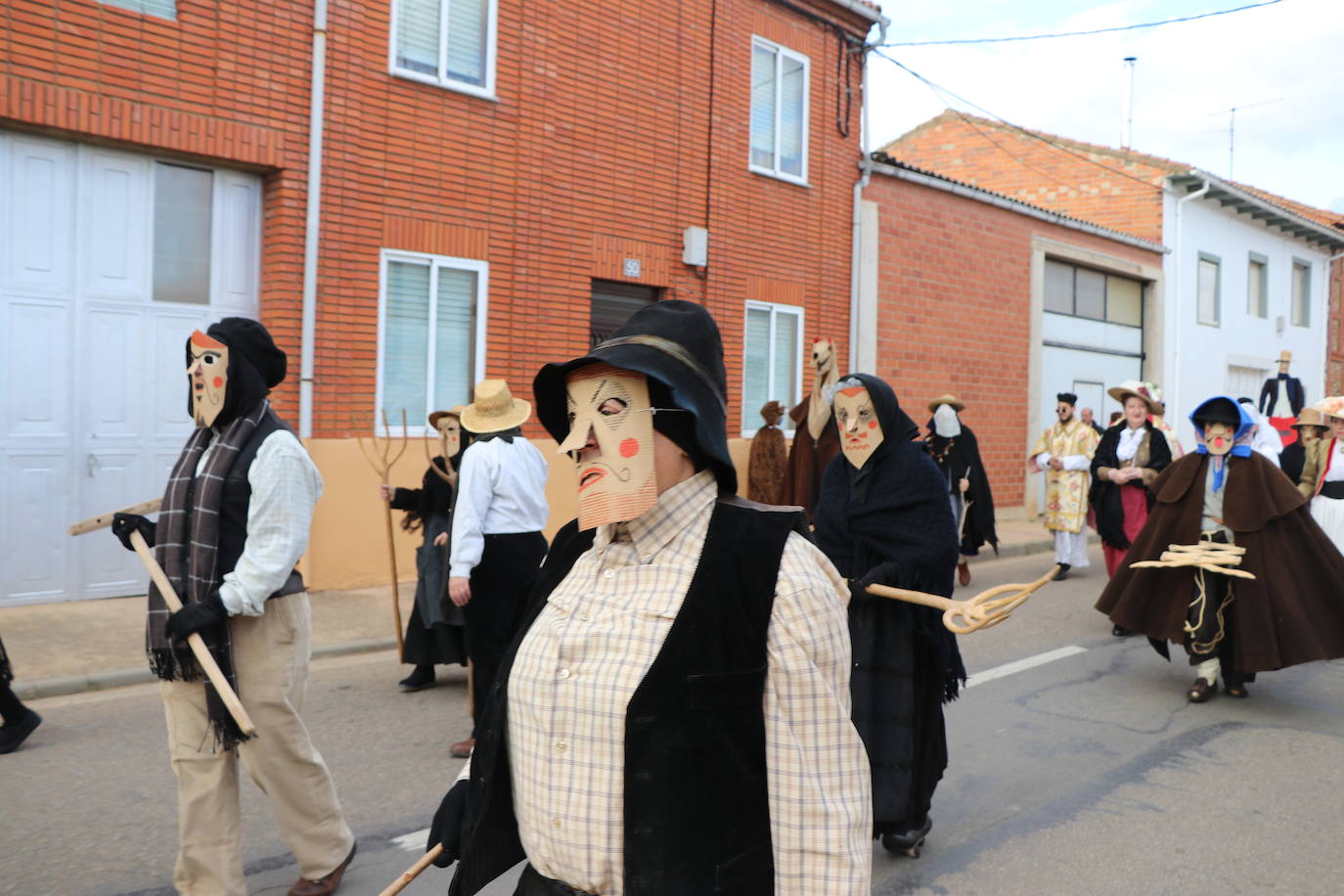 La comitiva de la fiesta de Carnaval pasó por varias de las calles de la localidad asustando a sus vecinos hasta llegar a la plaza.