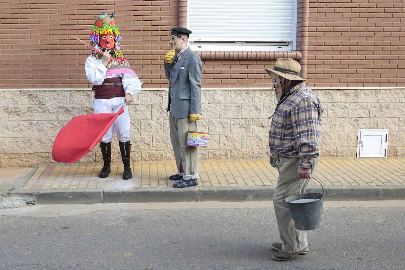 La comitiva de la fiesta de Carnaval pasó por varias de las calles de la localidad asustando a sus vecinos hasta llegar a la plaza.