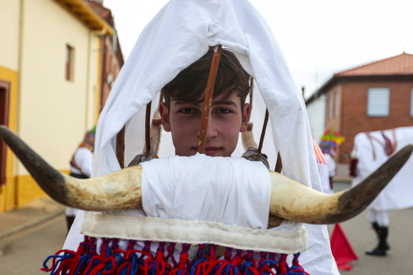 La comitiva de la fiesta de Carnaval pasó por varias de las calles de la localidad asustando a sus vecinos hasta llegar a la plaza.