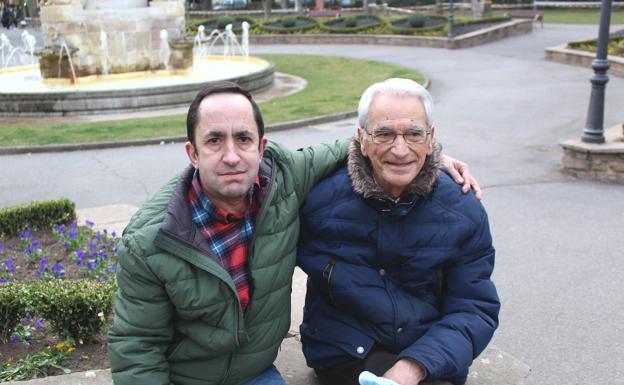 Galería. José Manuel Martínez y Antonio Carrasco cuentan sus respectivas historias en el Jardín de San Francisco.