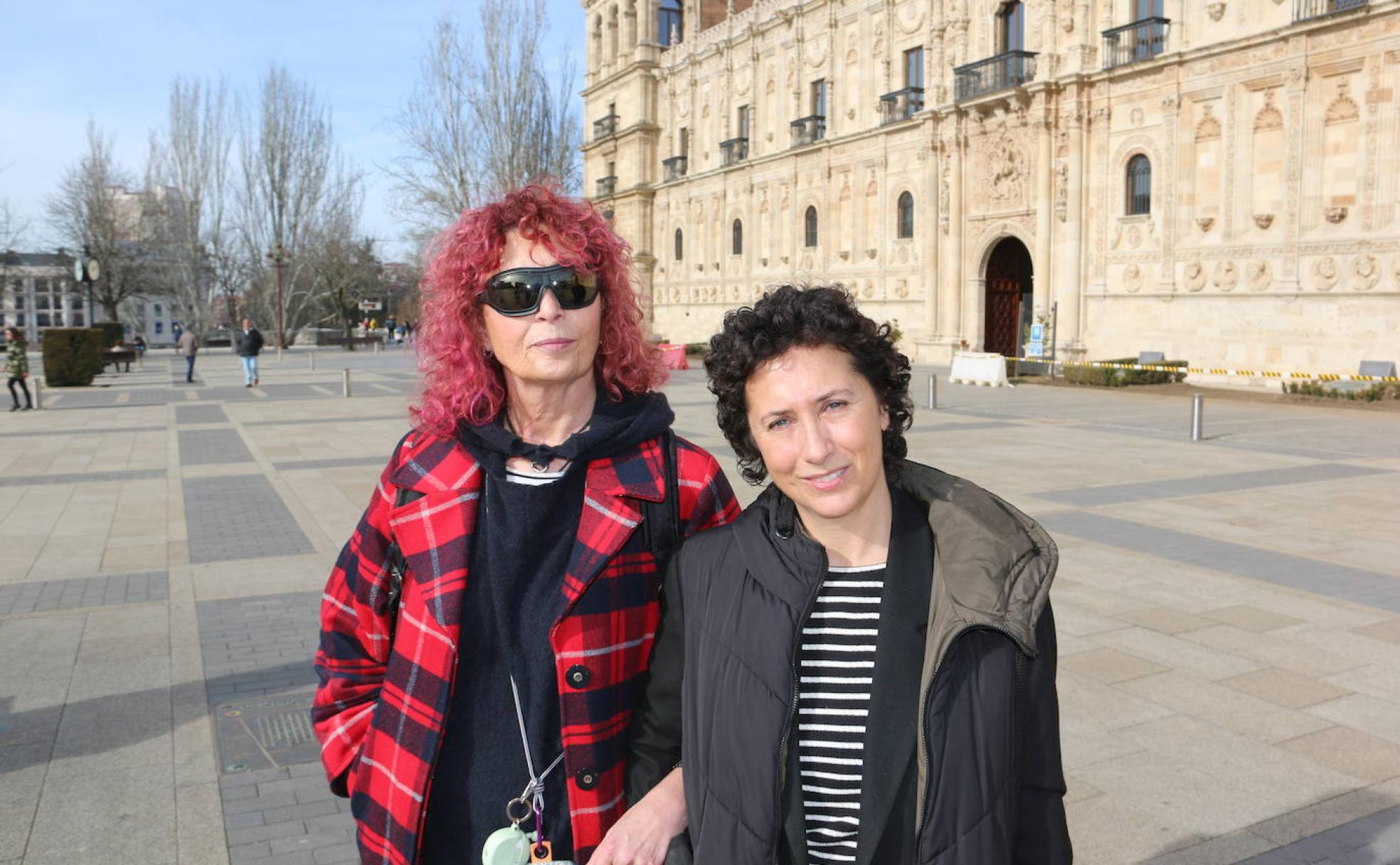 De izquierda a derecha, Nonia Alexandre, presidenta de Acles, y Lucía Valiño, integrante de la asociación. Ambas posan para Leonoticias en San Marcos con motivo el Día Internacional del Trasplante.