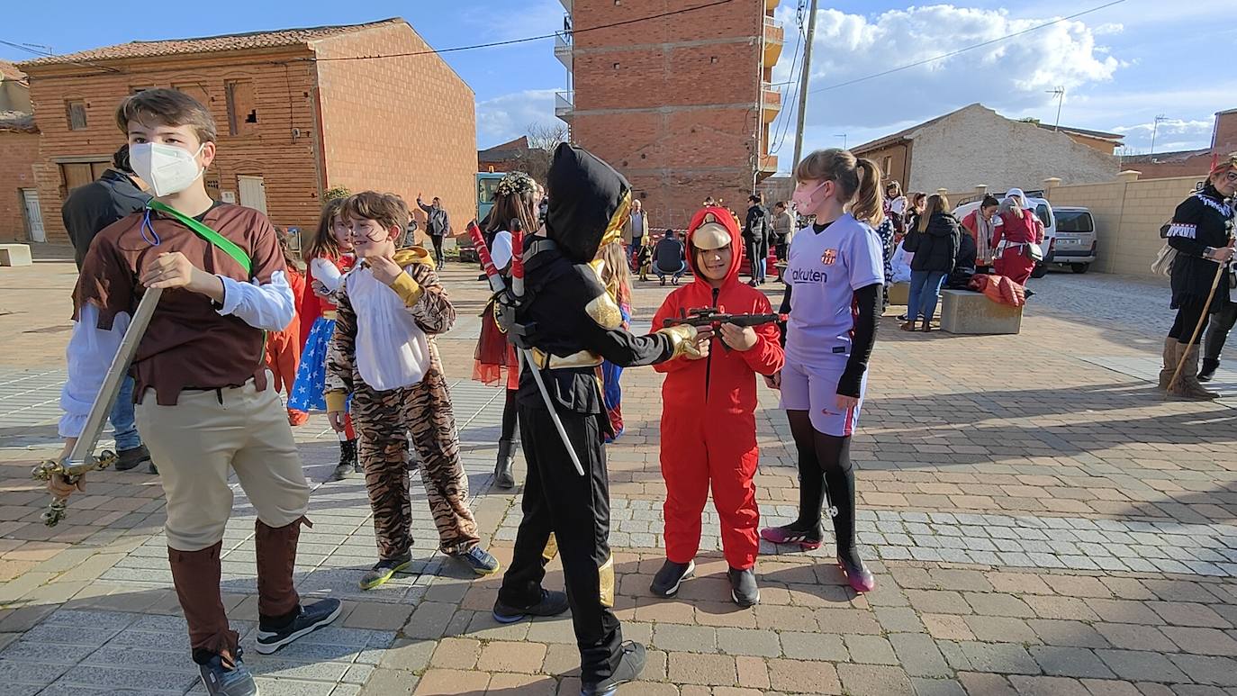 La localidad leonesa acogió los actos de esta fiesta de febrero en la que cada vecino aporta su disfraz.