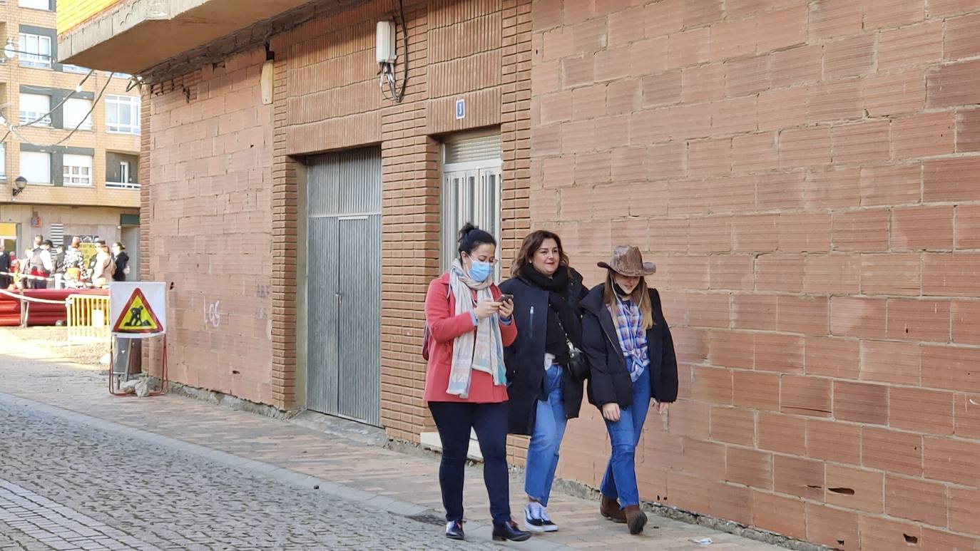 La localidad leonesa acogió los actos de esta fiesta de febrero en la que cada vecino aporta su disfraz.