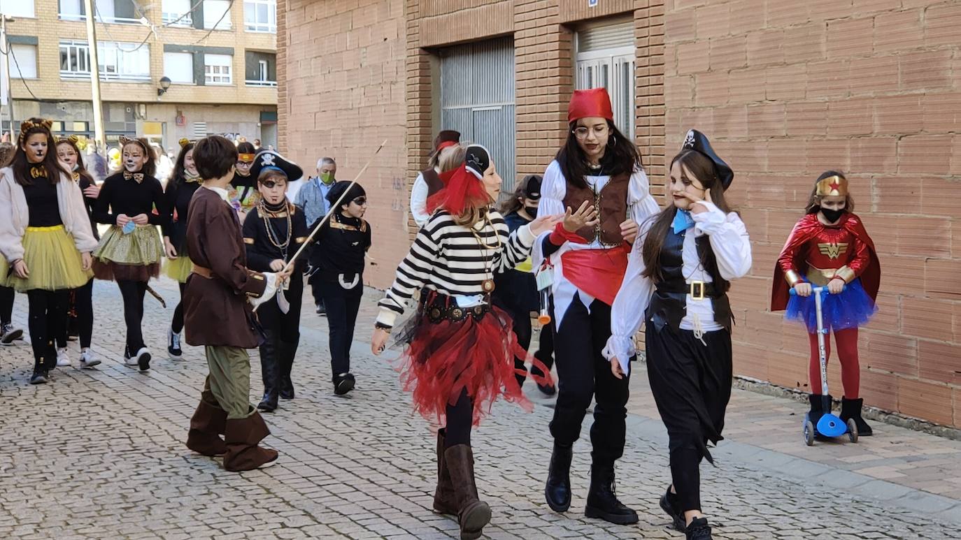 La localidad leonesa acogió los actos de esta fiesta de febrero en la que cada vecino aporta su disfraz.