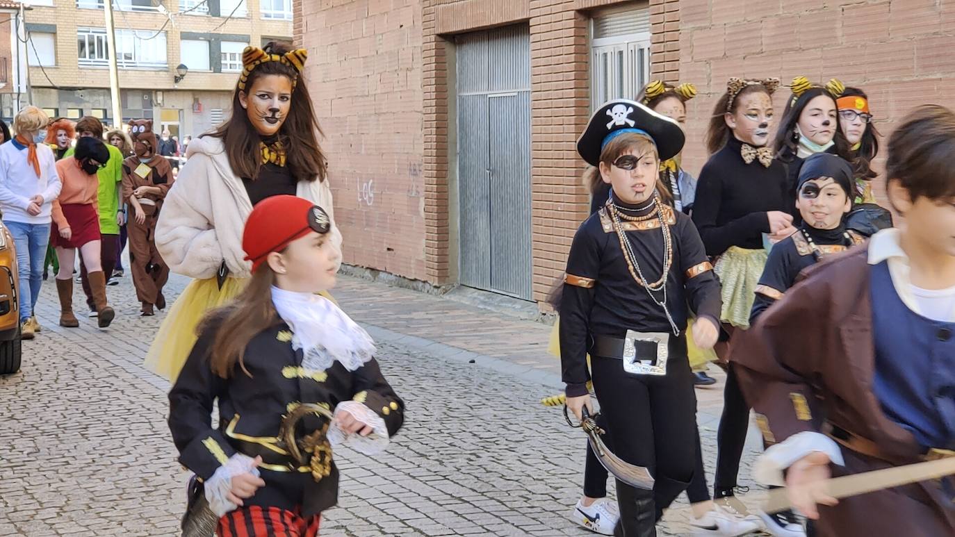 La localidad leonesa acogió los actos de esta fiesta de febrero en la que cada vecino aporta su disfraz.