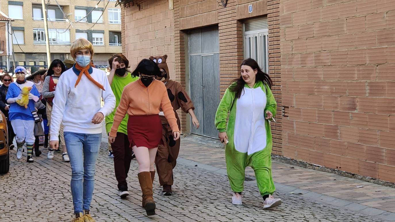 La localidad leonesa acogió los actos de esta fiesta de febrero en la que cada vecino aporta su disfraz.