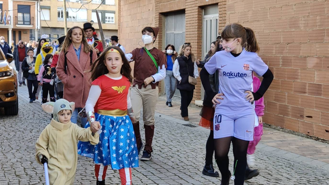 La localidad leonesa acogió los actos de esta fiesta de febrero en la que cada vecino aporta su disfraz.