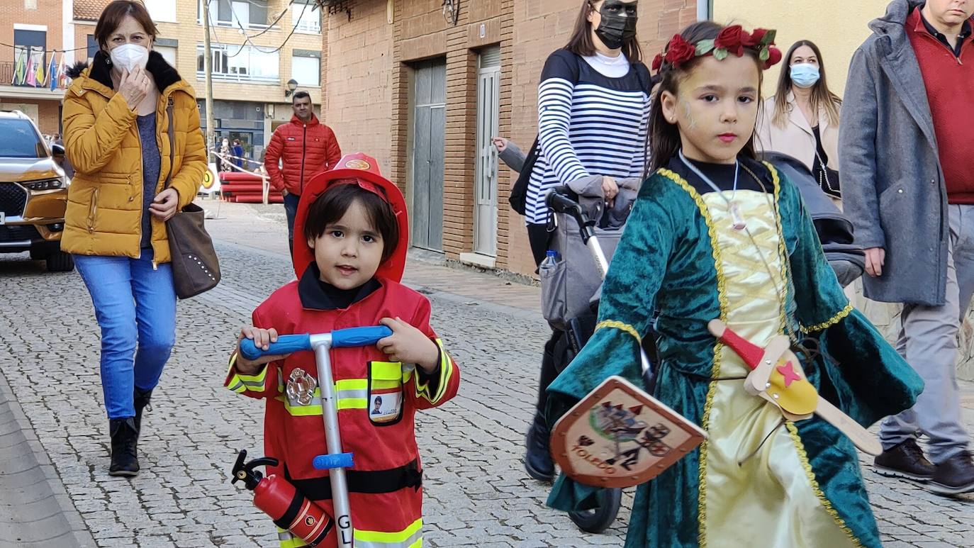 La localidad leonesa acogió los actos de esta fiesta de febrero en la que cada vecino aporta su disfraz.