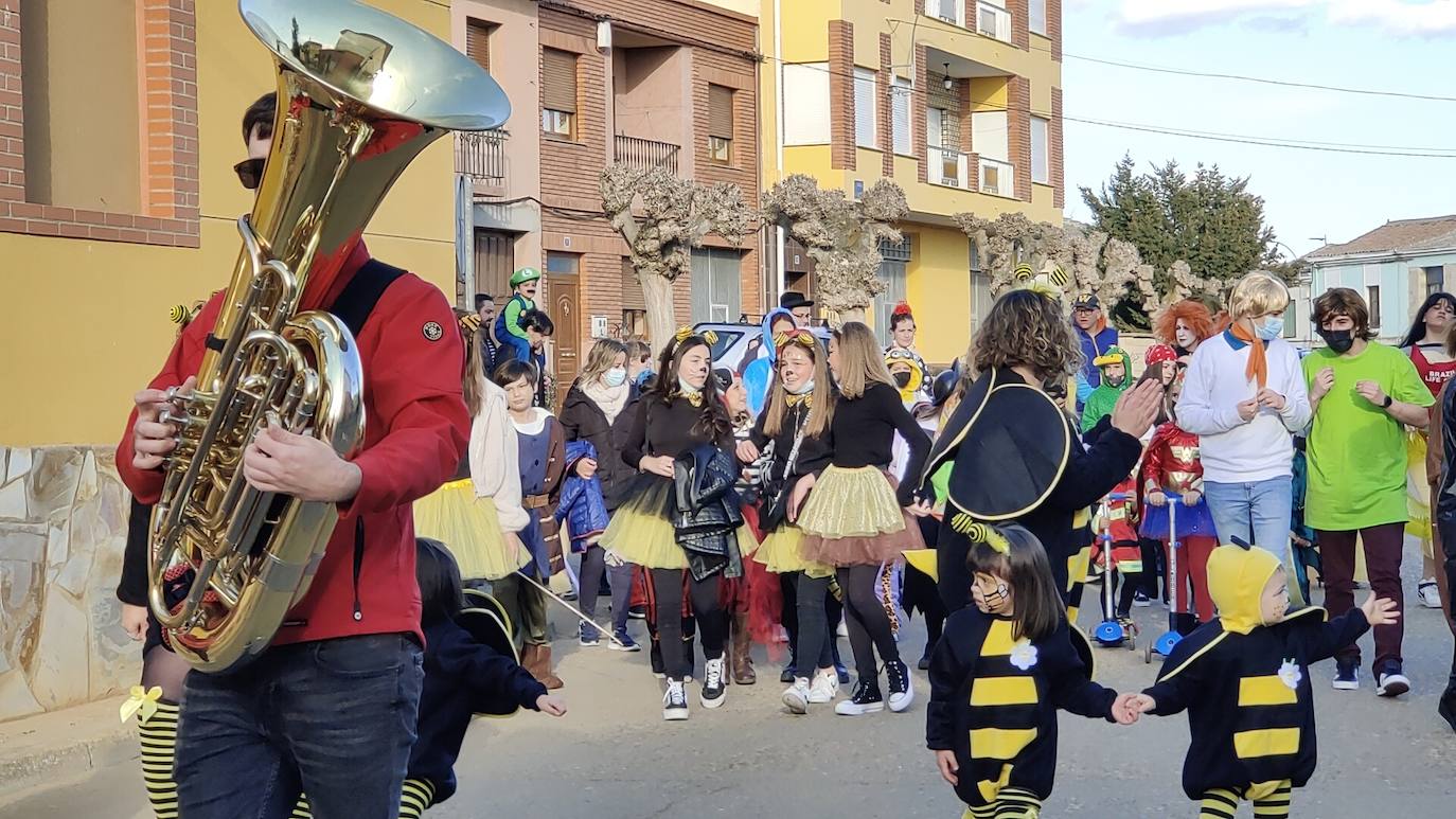 La localidad leonesa acogió los actos de esta fiesta de febrero en la que cada vecino aporta su disfraz.