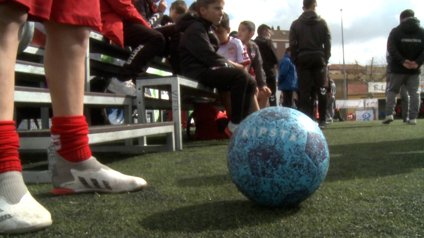 Cientos de niños disfrutan de una mañana de fútbol con el míticio utillero del Puente Castro en la memoria.