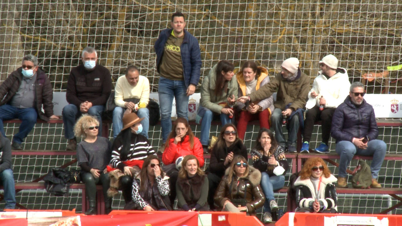 Cientos de niños disfrutan de una mañana de fútbol con el míticio utillero del Puente Castro en la memoria.