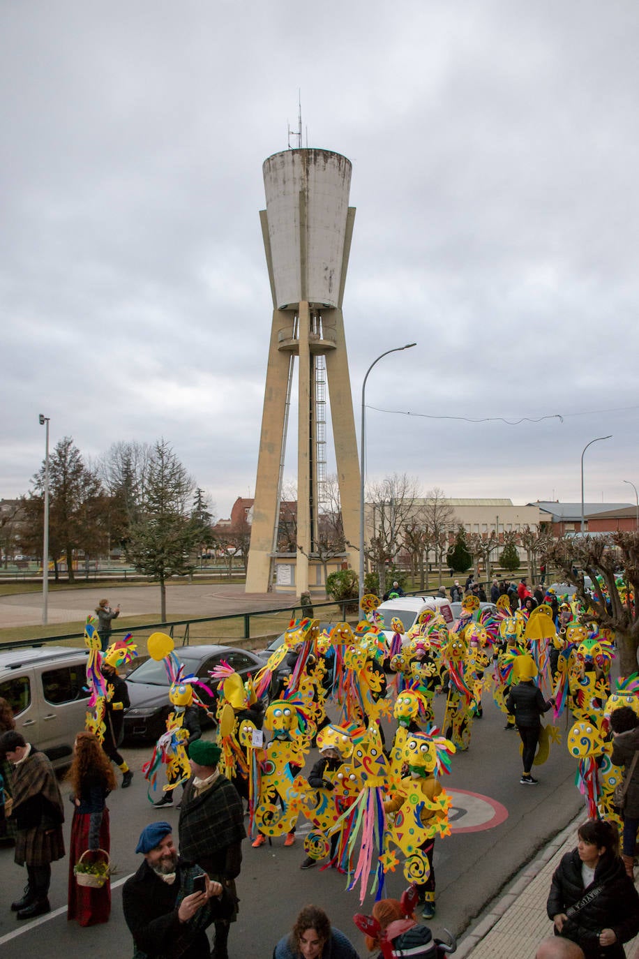 Decenas de personas se lanzan a la calle para vivir una jornada de fiesta en el municipio de Valverde de la Virgen.