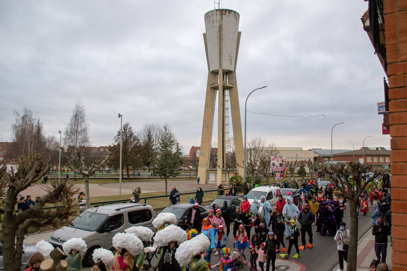 Decenas de personas se lanzan a la calle para vivir una jornada de fiesta en el municipio de Valverde de la Virgen.