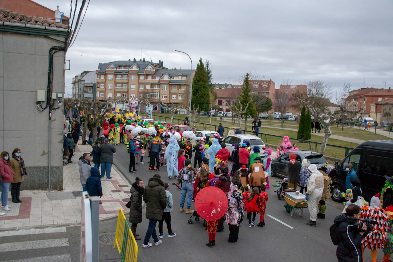 Decenas de personas se lanzan a la calle para vivir una jornada de fiesta en el municipio de Valverde de la Virgen.