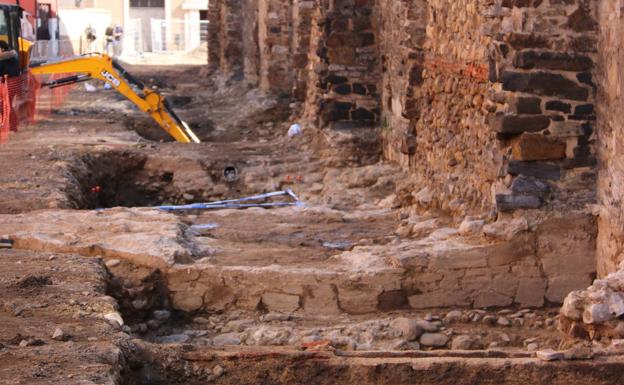 Las obras en el entorno de la muralla de León, en su lienzo norte, avanzan en tiempo y forma a la espera de poner en valor este atractivo patrimonial.