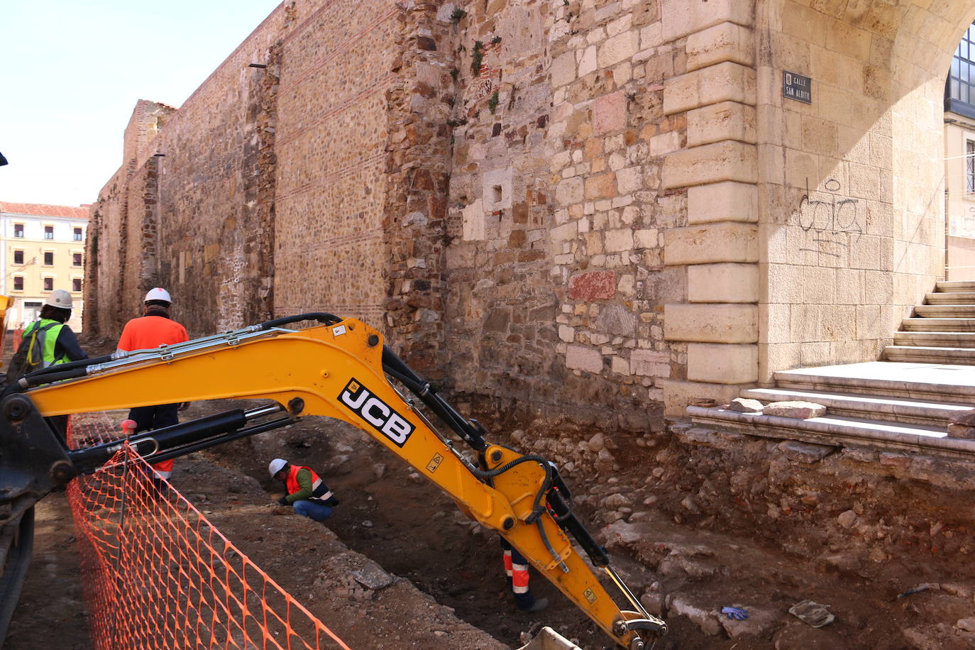 Los arqueólogos siguen buscando vestigios a la espera de dar paso a las obras de peatonalización de las calles Carreras y Los Cubos.