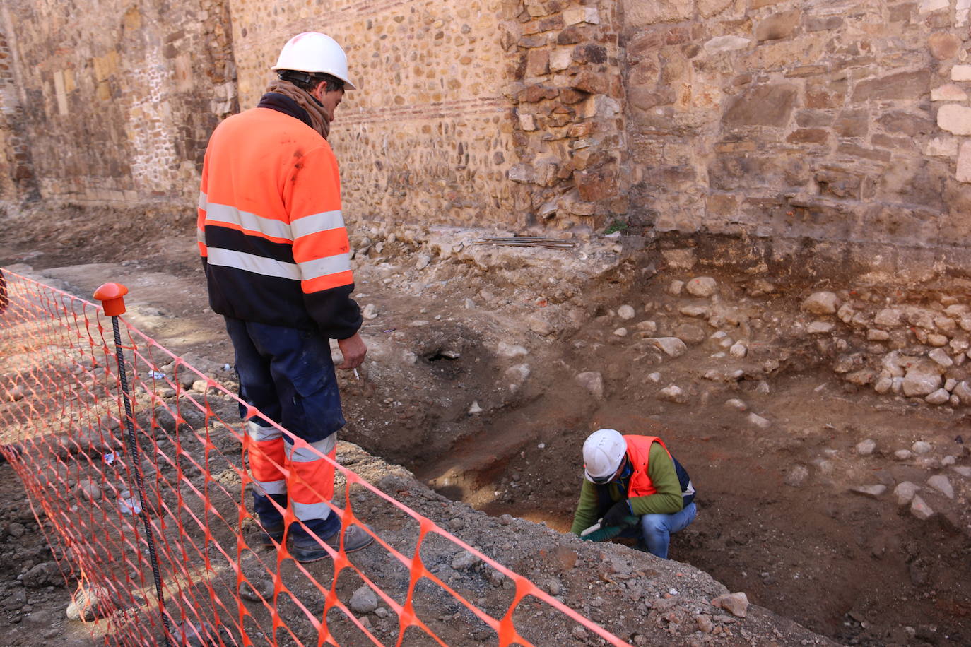 Los arqueólogos siguen buscando vestigios a la espera de dar paso a las obras de peatonalización de las calles Carreras y Los Cubos.