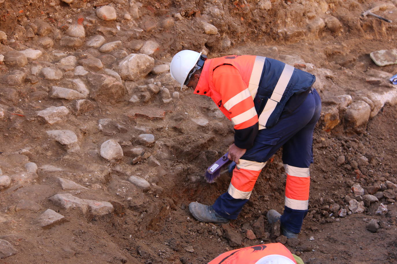 Los arqueólogos siguen buscando vestigios a la espera de dar paso a las obras de peatonalización de las calles Carreras y Los Cubos.