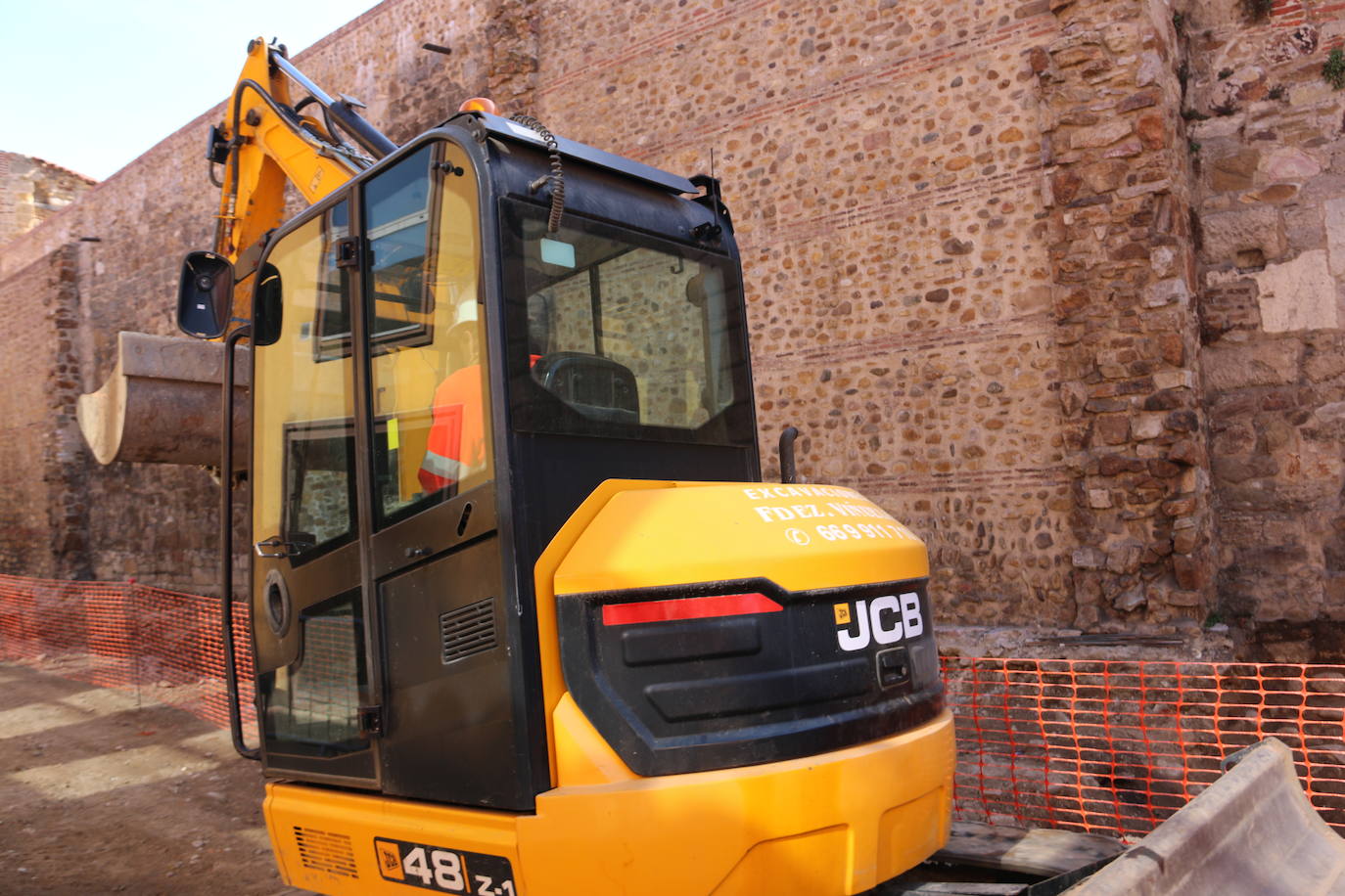 Los arqueólogos siguen buscando vestigios a la espera de dar paso a las obras de peatonalización de las calles Carreras y Los Cubos.