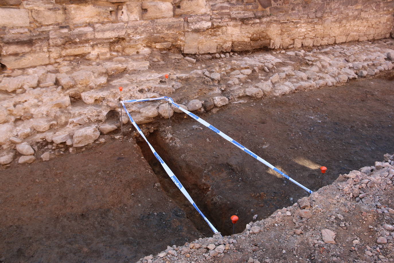 Los arqueólogos siguen buscando vestigios a la espera de dar paso a las obras de peatonalización de las calles Carreras y Los Cubos.