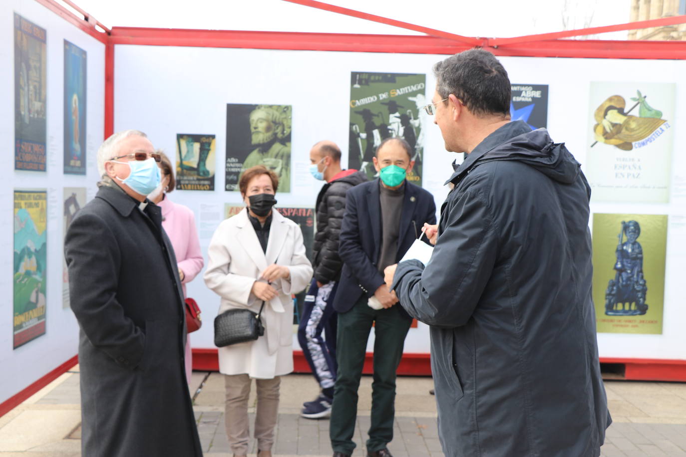 León inaugura una exposición itinerante que permanecerá todo el mes de marzo frente a San Amrcos en la que se repasa a través de 140 obras de cartelería lel último siglo de la historia del Camino de Santiago | La muestra ya ha recorrido Asturias, Galiucia, Cantabria, Navarra y Aragón y el julio cerrará su particilar camio en Nájera.