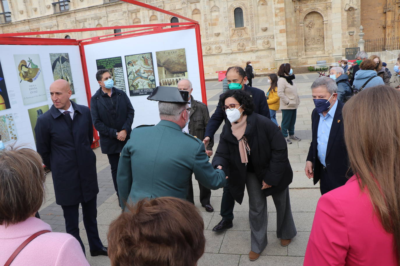 León inaugura una exposición itinerante que permanecerá todo el mes de marzo frente a San Amrcos en la que se repasa a través de 140 obras de cartelería lel último siglo de la historia del Camino de Santiago | La muestra ya ha recorrido Asturias, Galiucia, Cantabria, Navarra y Aragón y el julio cerrará su particilar camio en Nájera.