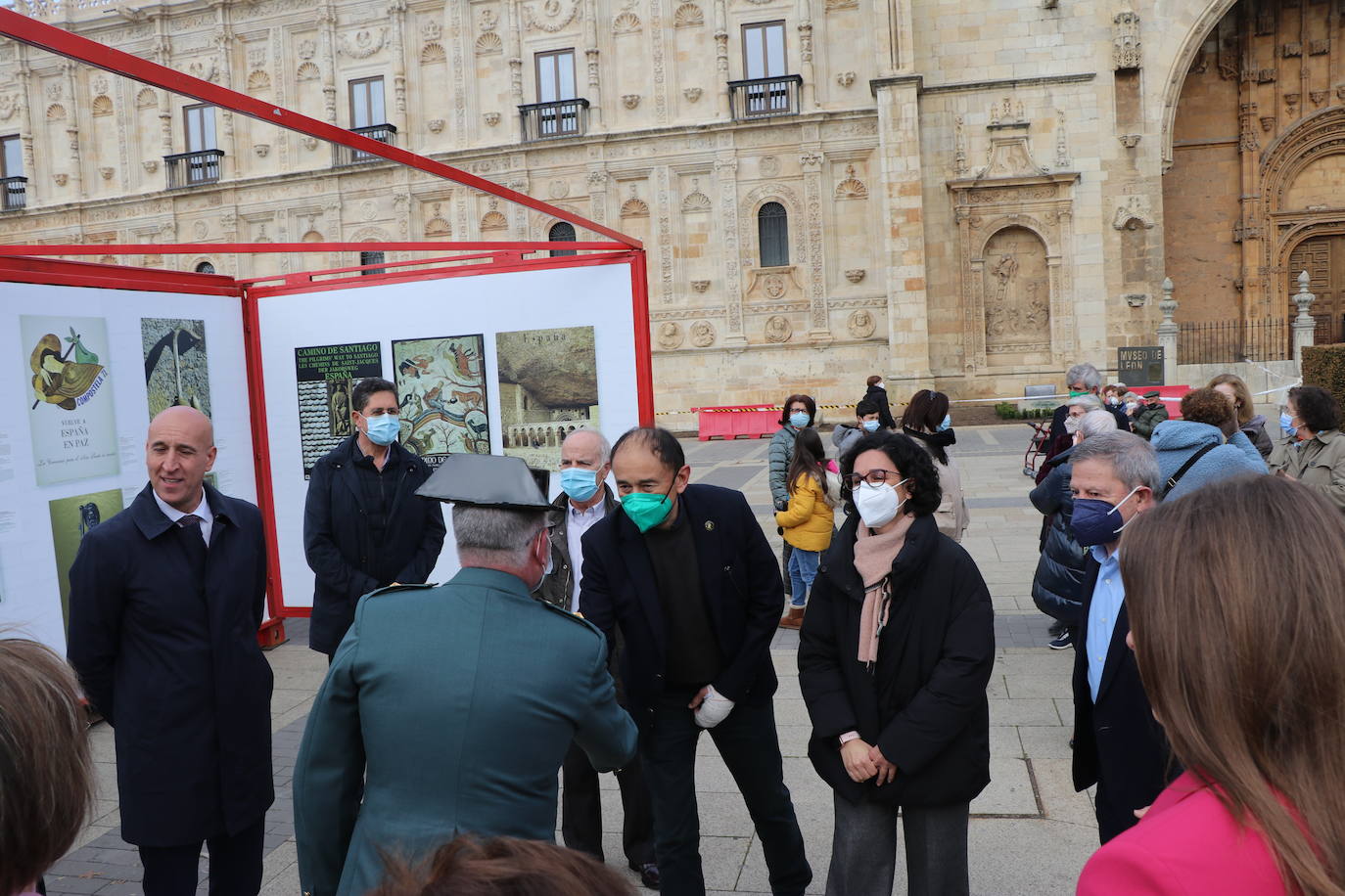 León inaugura una exposición itinerante que permanecerá todo el mes de marzo frente a San Amrcos en la que se repasa a través de 140 obras de cartelería lel último siglo de la historia del Camino de Santiago | La muestra ya ha recorrido Asturias, Galiucia, Cantabria, Navarra y Aragón y el julio cerrará su particilar camio en Nájera.