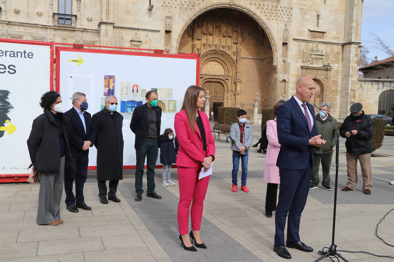 León inaugura una exposición itinerante que permanecerá todo el mes de marzo frente a San Amrcos en la que se repasa a través de 140 obras de cartelería lel último siglo de la historia del Camino de Santiago | La muestra ya ha recorrido Asturias, Galiucia, Cantabria, Navarra y Aragón y el julio cerrará su particilar camio en Nájera.